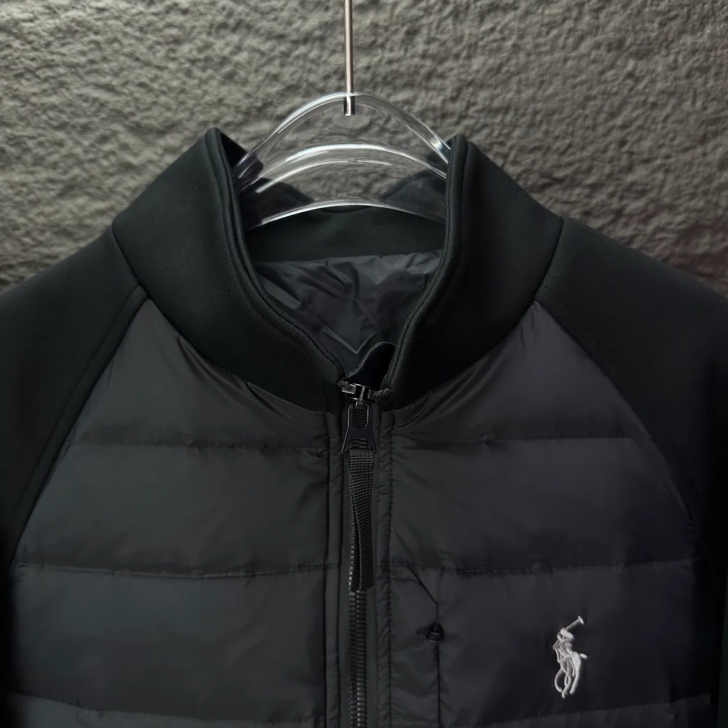 P570 Ralph Lauren 2025 new classic embroidered logo space cotton splicing couple style stand collar down jacket 🔥High version🔥High version🔥 90 white duck down The fabric is made of polyester fiber composite waterproof fabric Double-layer lining The same style as Internet celebrity stars High version High quality😘😘 The fabric is waterproof, wear-resistant, breathable, waterproof, windproof, warm, very comfortable to the touch, fashionable and individual A super versatile and good-looking down jacket. It is very suitable for both men and women. It is a must-have for everyone. Packaging, tag, collar label, washed wheat, complete 👍 Color: Black Size: L-5XL